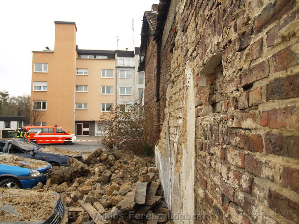 Mauer umgestuerzt Koeln Porz Wahn Frankfurterstr P092.JPG